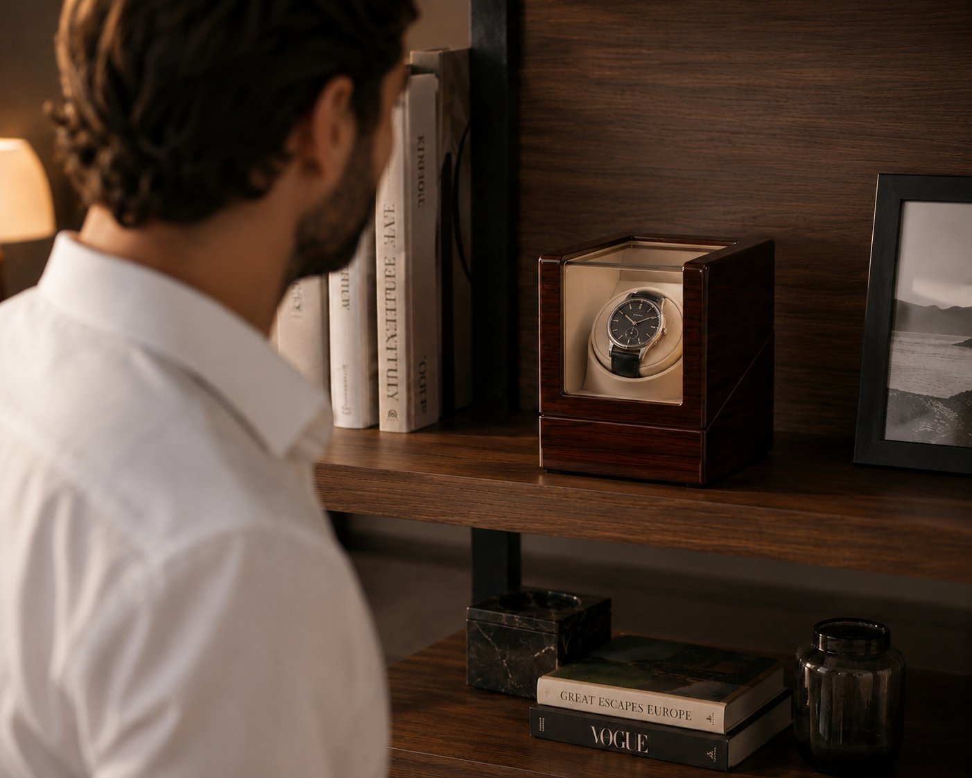Remontoir Noblesse - objet exposé, homme de dos avec le produit sur l'étagère