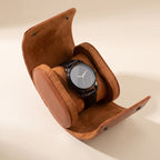 Étui de voyage Escale cognac ouvert, avec une montre sur son coussin intérieur