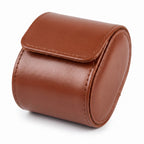 Étui de voyage Escale cognac fermé, vue de trois quarts, sur fond blanc