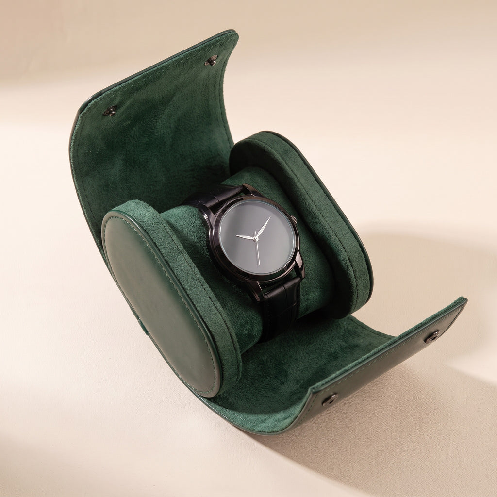 Étui de voyage Escale vert foncé ouvert, avec une montre sur son coussin intérieur
