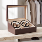 Remontoir Empire ouvert sur une étagère de dressing, avec quatre montres sur les plateaux et six en rangement