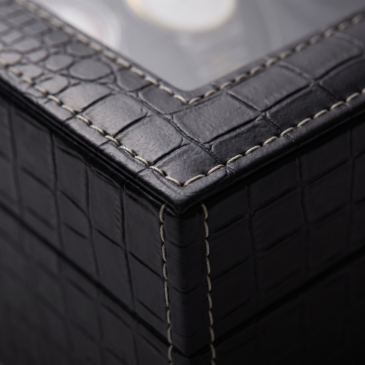 Simili-cuir texturé et surpiqûres claires du remontoir Régence